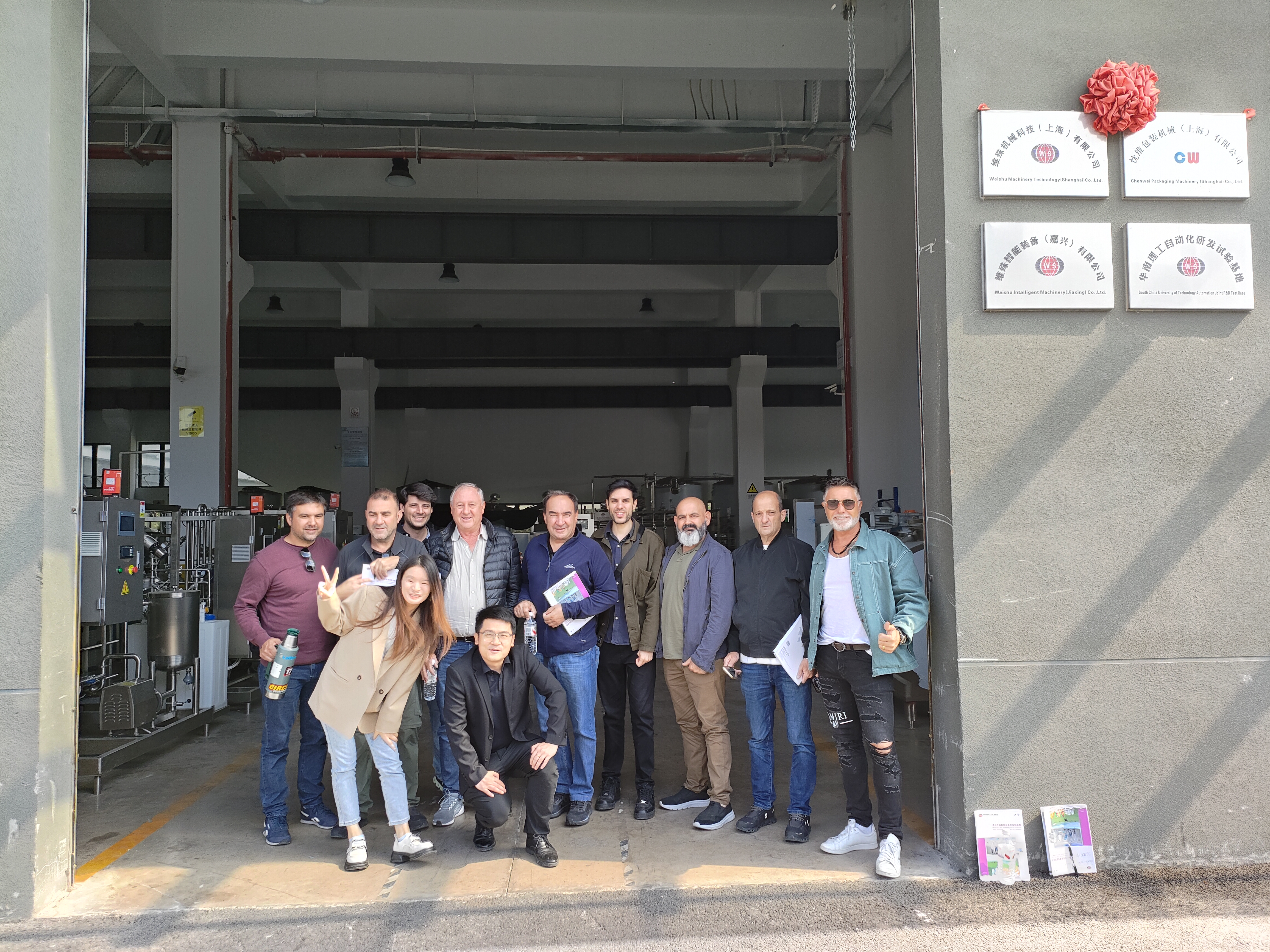 अर्जेंटीना के ग्राहक गहन सहयोग चर्चा के लिए वीशू मशीनरी टेक्नोलॉजी फैक्ट्री का दौरा करते हैं