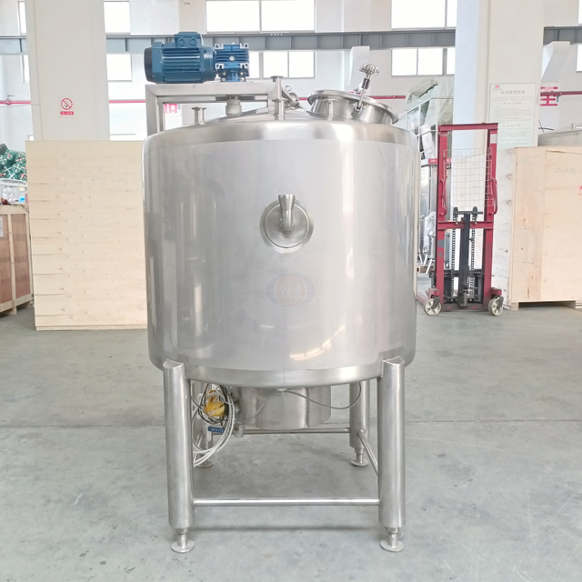 एजिटेटर के साथ फूड ग्रेड स्टेनलेस स्टील मिक्सिंग टैंक